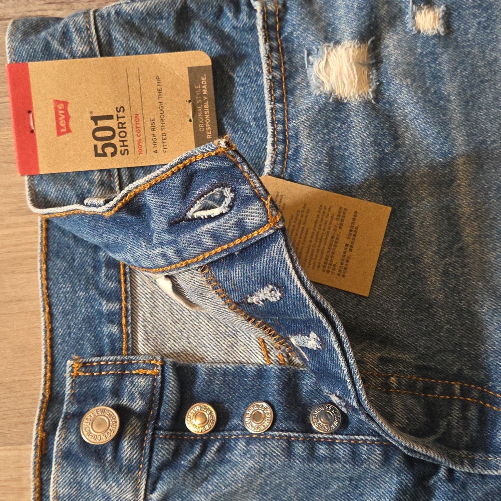 Levi's Distressed Shorts - Picture 4 of 9